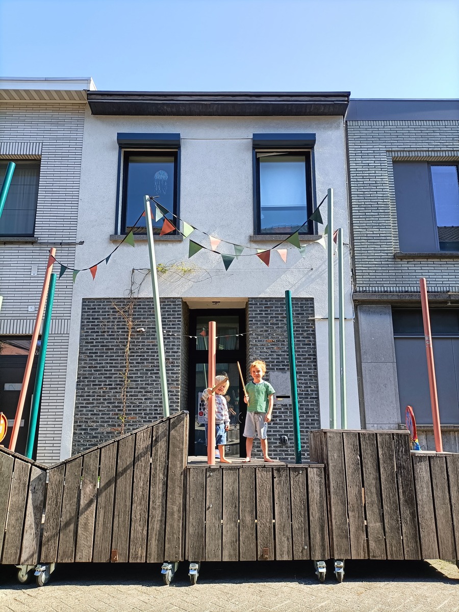 Foto van kinderen op een parklet